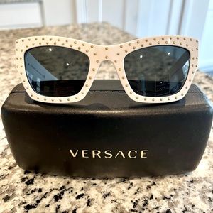 🌺 Versace Women’s White Sunglasses
